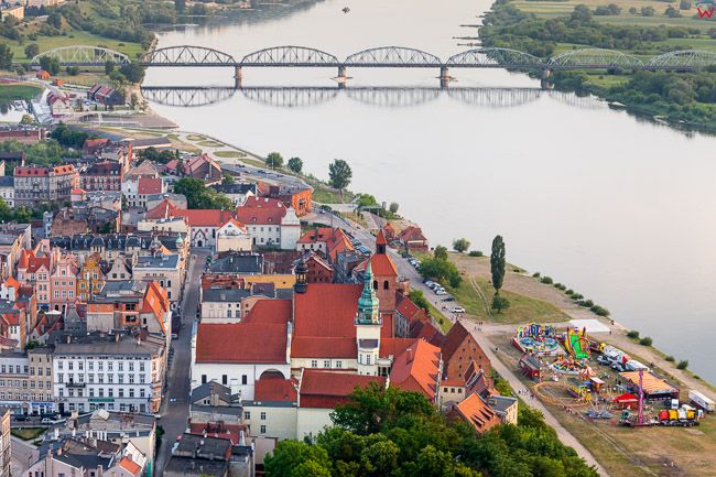 Grudziadz, panorama Starego Miasta na tle Wisly. EU, Pl, Kujaw-Pom. Lotnicze.