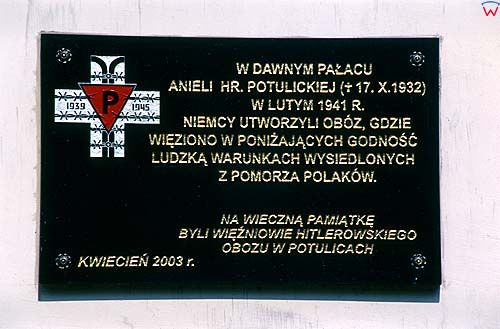 Ptulice, tablica pamiątkowa na ścianie pałacu