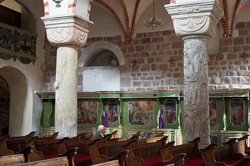 Strzelno, kolumny romańskie w kościele Trójcy Świętej