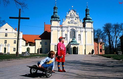 Strzelno, dzieci przed kościołem