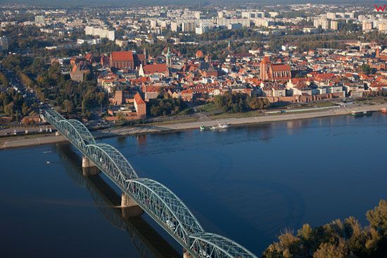 Lotnicze, EU, PL, Kijawsko - Pomorskie. Panorama na stare miasto w Toruniu przez Wisle.