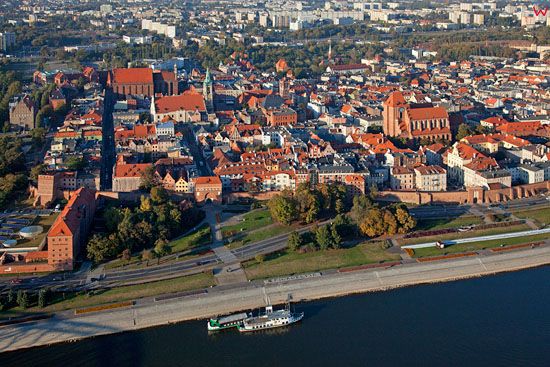 Lotnicze, EU, PL, Kijawsko - Pomorskie. Panorama na stare miasto w Toruniu przez Wisle.