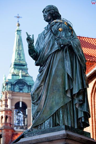 EU, PL, Kujawsko - Pomorskie. Pomnik Mikolaja Kopernika na Rynku Staromiejskim w Toruniu.