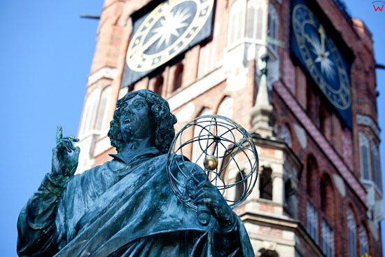 EU, PL, Kujawsko - Pomorskie. Pomnik Mikolaja Kopernika na Rynku Staromiejskim w Toruniu.