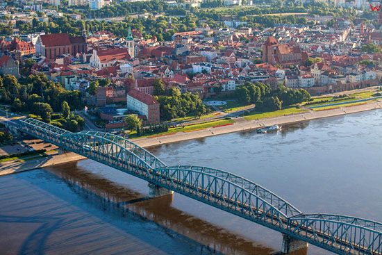 Torun. Panorama na stare miasto przez rzeke Wisle. EU, Pl, Kujaw-Pom. LOTNICZE.