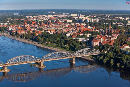 Torun. Panorama na stare miasto przez rzeke Wsle. Na pierwszym planie most kolejowy im. Ernesta Malinowskiego. EU, Pl, Kujaw-Pom. LOTNICZE.