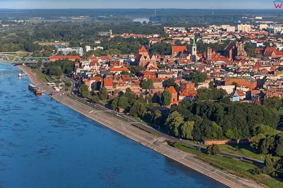 Torun. Panorama na stare miasto przez rzeke Wsle. EU, Pl, Kujaw-Pom. LOTNICZE.