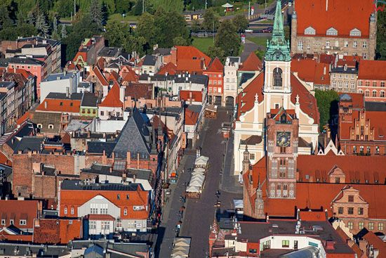 Torun. Ratusz i kosciol Ducha Swietego na starym miescie. EU, Pl, Kujaw-Pom. LOTNICZE.