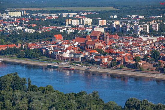 Torun. Panorama na stare miasto przez rzeke Wisle. EU, Pl, Kujaw-Pom. LOTNICZE.