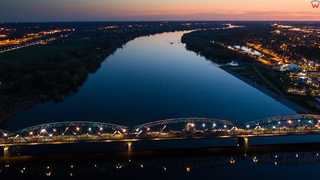 Torun, most Pilsudskiego noca. EU, PL, Warm-Maz. Lotnicze.