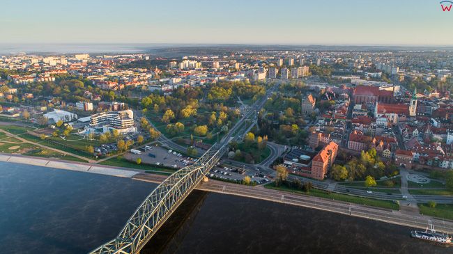Torun, panorama na most i aleje Jana Pawla II. EU, PL, kujawsko-pomorskie. Lotnicze