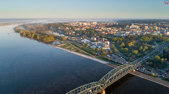 Torun, panorama na Bydgoskie Przedmiescie przez Wisle. EU, PL, kujawsko-pomorskie. Lotnicze