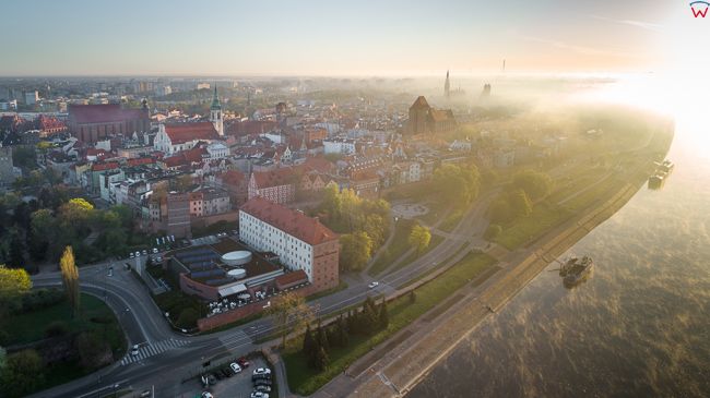 Torun, panorama na Stare Miasto przez Wisle. EU, PL, kujawsko-pomorskie. Lotnicze