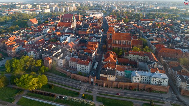 Torun, panorama na Stare Miasto i Bulwar Filadelfijski. EU, PL, kujawsko-pomorskie. Lotnicze