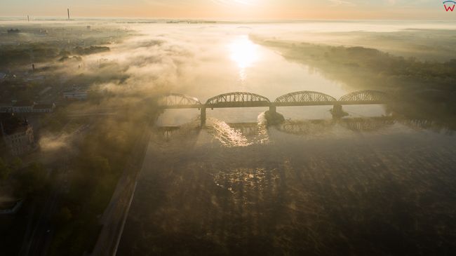 Torun, most kolejowy nad Wisla. EU, PL, kujawsko-pomorskie. Lotnicze