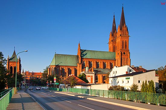 Wloclawek, Katedra widoczna z mostu im. Rydza Smiglego. EU, PL, Kujawsko - Pomorskie.
