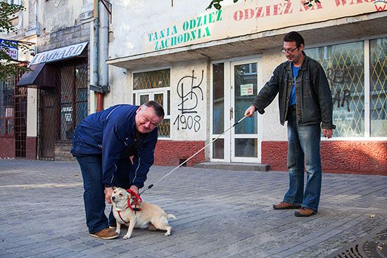 Wloclawek, mezczyzni z psem przy ulicy 3 Maja. EU, PL, Kujawsko - Pomorskie.