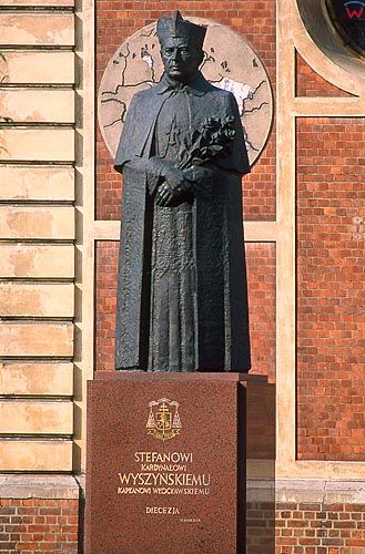 Wloclawek - pomnik Wyszynskiego przed katedra.