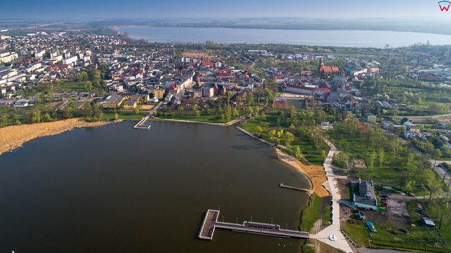 Znin, jezioro Male Zninskie na tle miasta. EU, PL, kujawsko - pomorskie. Lotnicze.