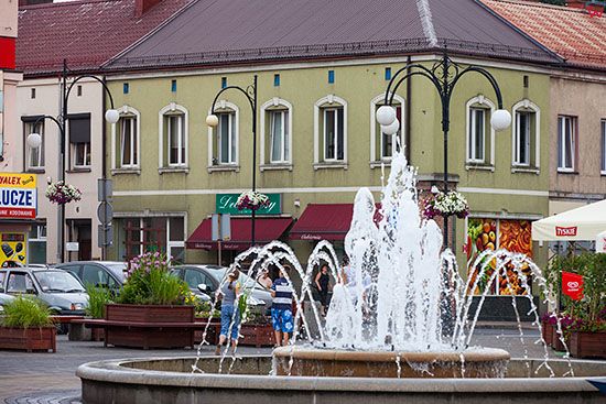 Wielun, fontanna na Placu Legionow. EU, PL, Lodzkie.