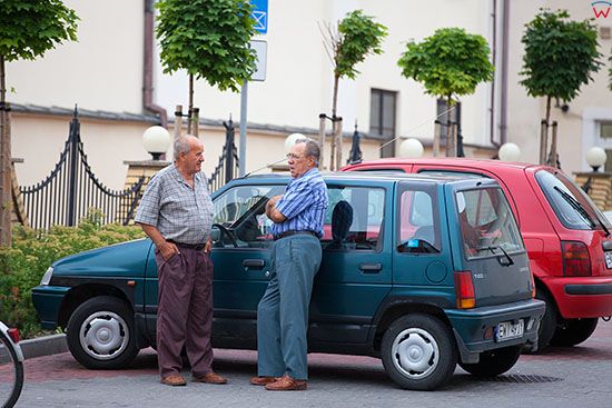 Wielun, mezczyzni - emeryci w trakcie rozmowy przy ulicy Barycz. EU, PL, Lodzkie.