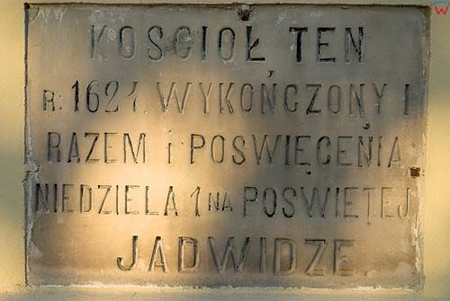 Tablica na fasadzie kościoła Świętego Krzyża w Końskowoli