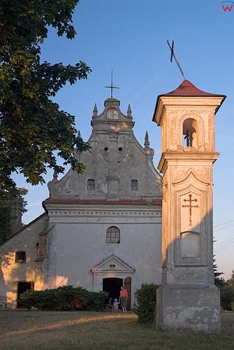 Kapliczka przed kościołem Świętej Anny w Końskowoli
