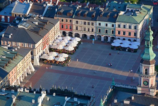 Zamosc - panorama na Rynek Wielki i Ratusz. EU, PL, Lubelskie. LOTNICZE.