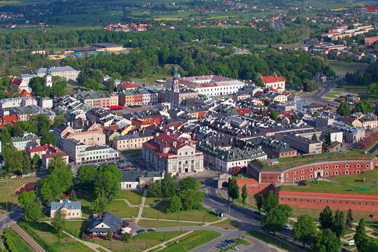 Zamosc - panorama miasta od strony SE. EU, PL, Lubelskie. LOTNICZE.