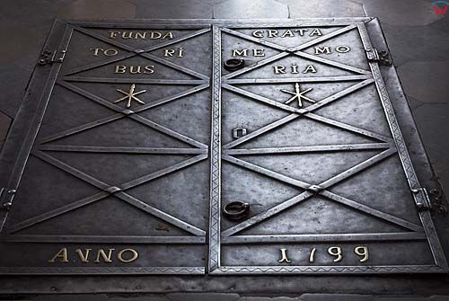 Drzwi prowadzące do krypty w Katedrze w Zamościu