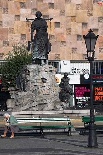 Gorzów Wielkopolski, pomnik kobiety na placu, centrum
