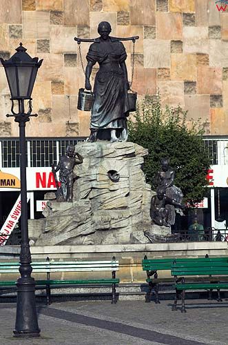 Gorzów Wielkopolski, pomnik kobiety na placu, centrum
