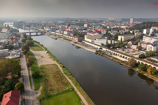 Gorzow Wielkopolski, panorama przez rzeke Wrta na Srodmiescie. EU, PL, Lubuskie. Lotnicze.