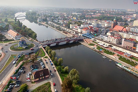 Gorzow Wielkopolski, panorama przez rzeke Wrta na Srodmiescie. EU, PL, Lubuskie. Lotnicze.