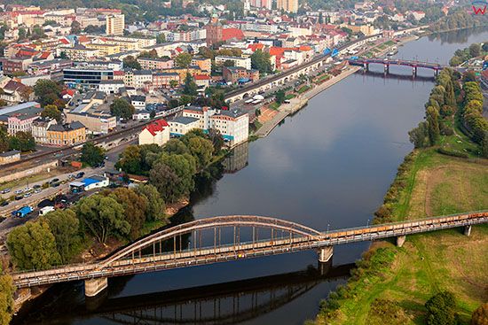 Gorzow Wielkopolski, panorama na miasto przez Wrte i Most Kolejowy. EU, PL, Lubuskie. Lotnicze.