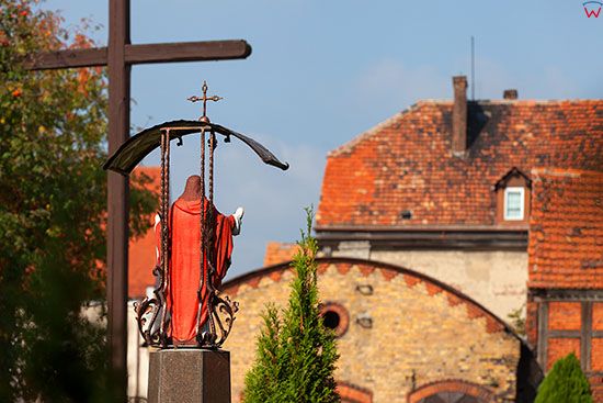 Mieszkowice, krzyz z figura przy kosciele parafialnym. EU, PL, Lubuskie.