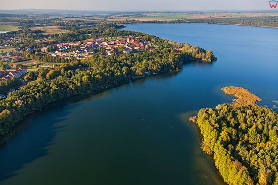Moryn, widok na miasto przez jezioro Morzycko od strony S. EU, Pl, Lubuskie. Lotnicze.