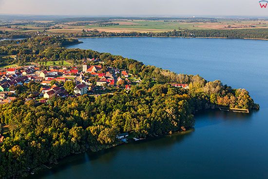 Moryn, widok na miasto przez jezioro Morzycko od strony S. EU, Pl, Lubuskie. Lotnicze.