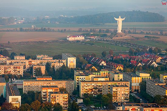 Swiebodzin, panorama na miasto i Figure Jezusa Chrystusa Krola Wrzechswiata. EU, PL, Lubuskie.. Lotnicze.