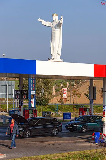 Swiebodzin, stacja benzynowa ze znajdujaca sie w tle Figura Jezusa Chrystusa Krola Wszechswiata. EU, PL, Lubuskie.