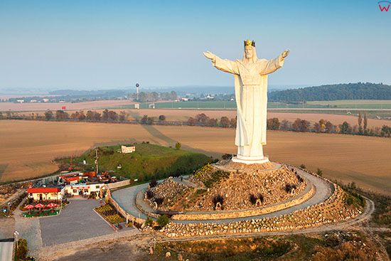Swiebodzin, panorama pomnika Jezusa Chrystusa Krola Wrzechswiata. EU, PL, Lubuskie. Lotnicze.