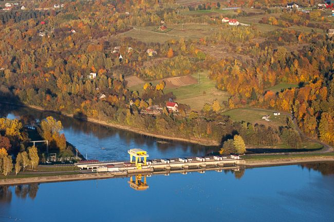 Czchow, zapora elektrowni wodnej na Dunajcu. EU, Pl, Malopolskie. Lotnicze.