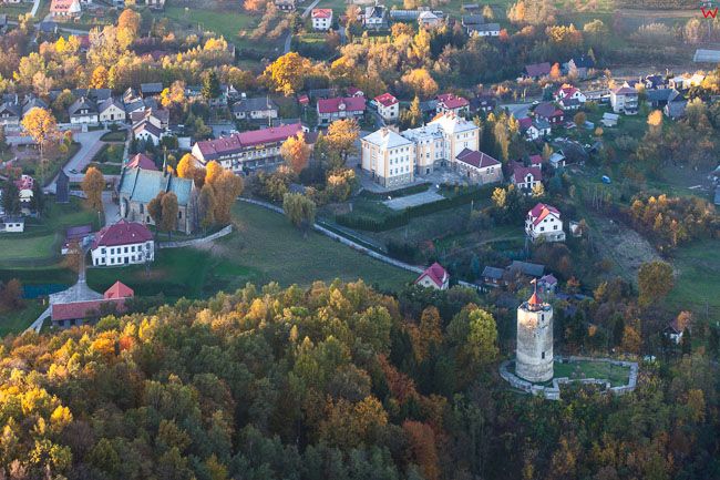 Czchow, panorama miejscowosci z ruinami zamku. EU, Pl, Malopolskie. Lotnicze.