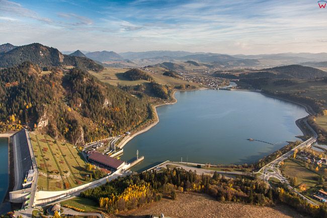 Niedzica, Zapora wodna na Zbiorniku Czorsztynskim na tle jeziora Sromowieckiego. EU, PL, Malopolska. Lotnicze.