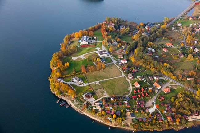 Jezioro Roznowskie z panorama na Grodek. EU, Pl,, Malopolskie. Lotnicze.