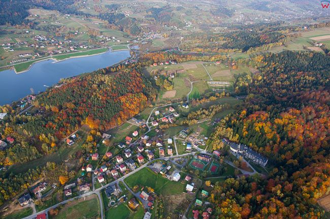 Jezioro Roznowskie z panorama na Grodek i Zatoke Bartkowska. EU, Pl,, Malopolskie. Lotnicze.