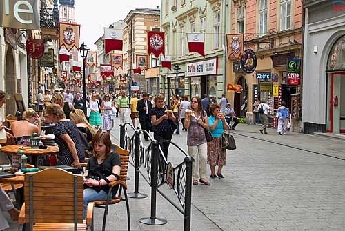 Krakow. Turysci na ulicy Florianskiej.