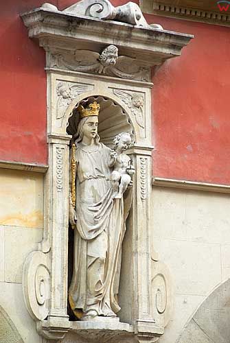 Krakow. Figura na kamienicy przy ulicy Florianskiej.
