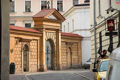 Krakow. Brama klasztoru Bernardynek.