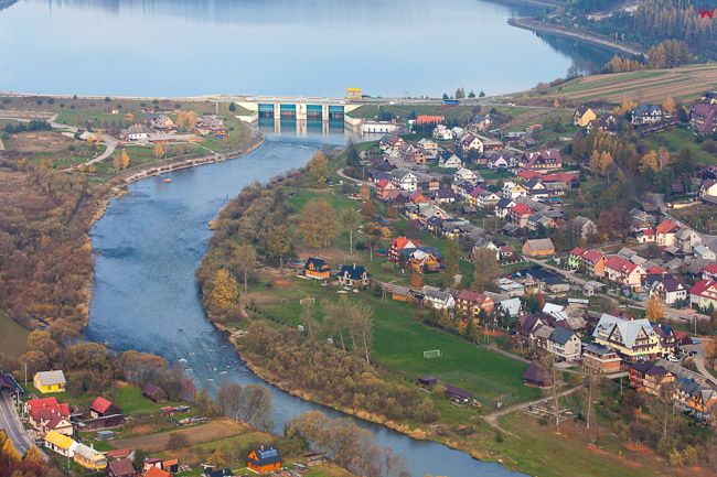 Sromowce Wyzne panorama na jezioro Sromowieckie i zapore. EU, PL, Malopolskie. Lotnicze.
